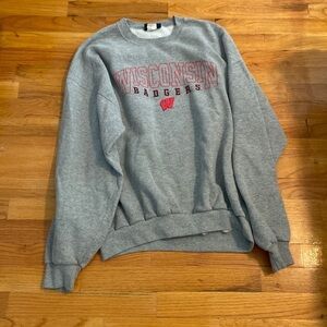 Women’s Crown Prince Wisconsin Badgers sweatshirt. Gray. Size XL